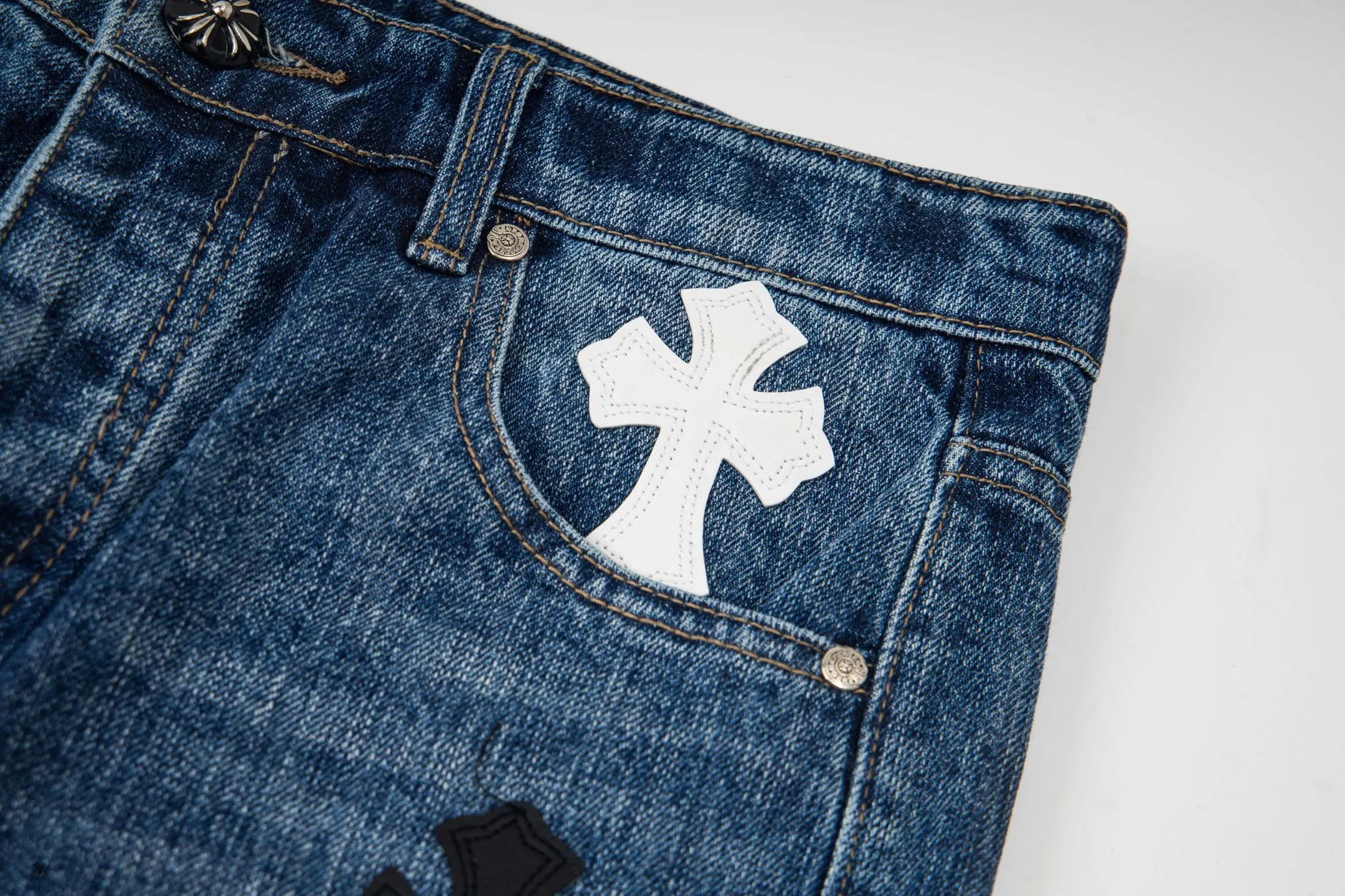 P240 Chrome Hearts Chrome Hearts blue pants, black and white multi-leather jeans, multi-leather label work jeans, ch jeans, all need to be washed and then disassembled and hand-stitched with sheepskin cross leather and then spliced to complete. The whole process is too complicated to describe. About Chrome Hearts This is an extremely luxurious fashion brand that can also be called the nobility of the high street. It has always been an exclusive brand for some hipsters or rich second generations. Compared with ordinary high streets, it is more luxurious and noble. Compared with luxury brands, it is more fashionable and individual. It has always been a brand that I have a special liking for. Style number: 1790# Color: blue Size: 28 30 32 34 36